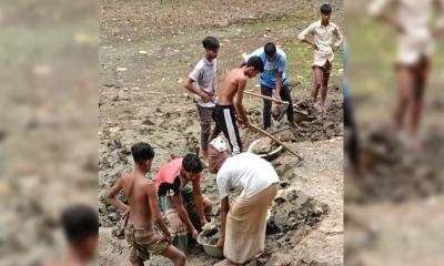 রায়গঞ্জে সরকারি সহায়তা ছাড়াই স্বেচ্ছাশ্রমে সড়ক সংস্কার যুবকদের