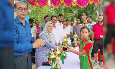 চিতলমারীতে প্রাথমিক বিদ্যালয় গোল্ডকাপ ফুটবল টুর্নামেন্ট পুরস্কার