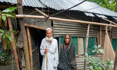 জরাজীর্ণ ঘরে বৃদ্ধ দম্পত্তির মানবেতর জীবনযাপন