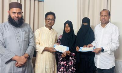 জমজ দুই বোনের পাশে দাঁড়ালেন জেলা প্রশাসক