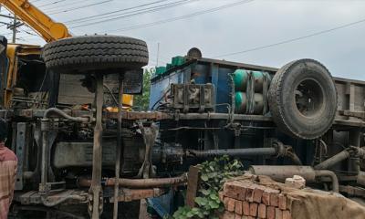 অভয়নগরে  ট্রেন–ট্রাক সংঘর্ষ, চালক নিহত