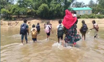 বর্ষায় নৌকা, হেমন্তে সাঁকো: ঝুঁকিপূর্ণ নদী পারাপার