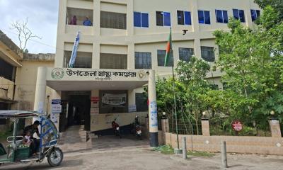 উজিরপুর স্বাস্থ্য কমপ্লেক্সে এক্স-রে রুমে চরম ঝুঁকি, আতঙ্কে রোগী ও কর্মীরা