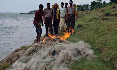 পদ্মায় দৌলতদিয়া নৌ পুলিশের অভিযানে ১ লাখ মিটার কারেন্ট জাল ধ্বংস, জেলে আটক
