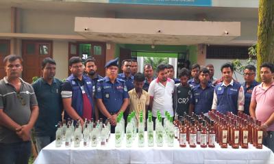নকলায়  ভারতীয় মদসহ ৩ মাদক কারবারি আটক