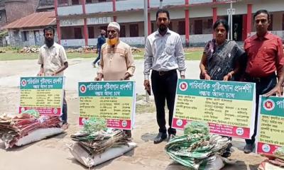 মোরেলগঞ্জে  পারিবারিক পুষ্টি বাগানের চাষিদের মাঝে বীজ ও সার বিতরণ