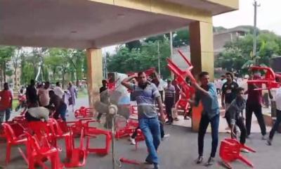 পবিপ্রবিতে ভিসিকে অবাঞ্ছিত ঘোষণা করে ধর্মঘট, বহিরাগতদের হামলায় আহত শিক্ষক