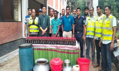 বিশেষ অভিযানে ৮০০ লিটার চোলাই মদ জব্দ, গ্রেফতার ১
