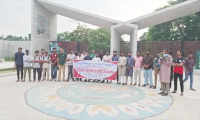 জুলাই গ্রাফিতি মুছে ফেলার প্রতিবাদে বেরোবিতে বিক্ষোভ ও পুনর্লিখন কর্মসূচি