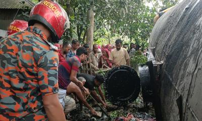 রায়গঞ্জে নিয়ন্ত্রণ হারিয়ে উল্টে গেল বিটুমিনবাহী ট্রাক, নিহত ১