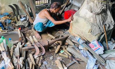 রামগঞ্জে টুং-টাং শব্দে চলছে কামারদের ব্যস্ততা