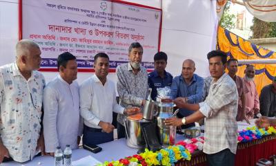 পীরগঞ্জে খামারিদের মাঝে খাদ্য ও উপকরণ বিতরণ