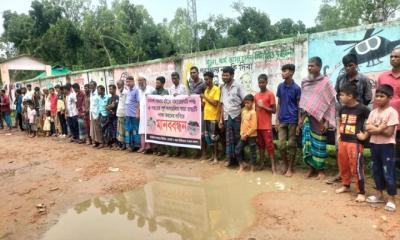 উলিপুরে রাস্তা পাকা করণের দাবিতে মানববন্ধন