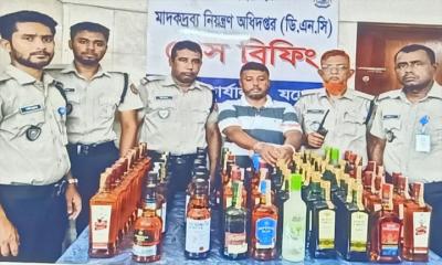যশোরে বিদেশি মদসহ মাদকের আড়ৎদার রাজা আটক