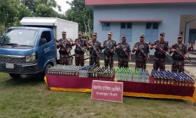 ঝিনাইগাতীর সীমান্তে থেকে ভারতীয় মদ-কাভার্ড ভ্যান আটক