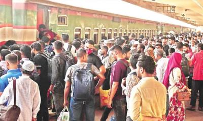 কমলাপুরে ঘরমুখো মানুষের ঢল