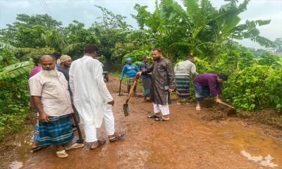 কালকিনিতে মেয়র প্রার্থী এম. হাসান জামানের নেতৃত্বে সড়ক পরিস্কার