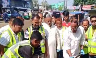 পশুর বর্জ্য অপসারণে হাত লাগালেন প্রতিমন্ত্রী