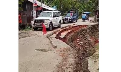 ঠিকাদারের অবহেলায় ভাঙছে সড়ক