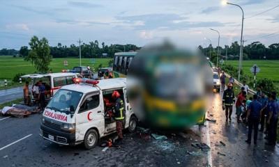 নড়াইলে অ্যাম্বুলেন্স বাসের সঙ্গে সংঘর্ষ, নিহত ২ আহত ৫