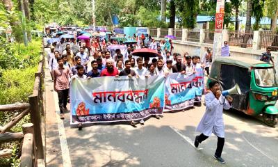 রাজশাহীতে কর্মবিরোতীতে ইন্টার্ন চিকিৎসকরা