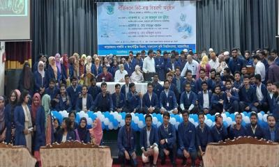বাকৃবিতে শিক্ষার্থীদের মাঝে সার্জিক্যাল কিট বক্স বিতরণ