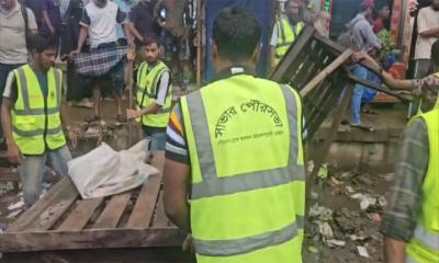 সাভারে ঢাকা-আরিচা মহাসড়কের ফুটপাতে ফের দখল উচ্ছেদ