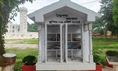 বইয়ের অভাবে প্রাণ হারাচ্ছে রায়গঞ্জের উন্মুক্ত লাইব্রেরি, কমেছে পাঠকের আনাগোনা