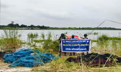 রাজবাড়ী পদ্মা নদীতে কোস্ট গার্ডের অভিযানে অবৈধ জাল জব্দ