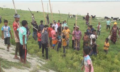 লাঠিসোঁটা নিয়ে পদ্মা নদী পাহারায় গ্রামবাসী, 