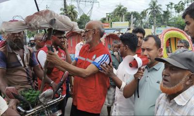 রেড ক্রিসেন্ট সোসাইটির ট্রাফিক পুলিশ-মজুরদের মধ্যে ছাতা বিতরণ