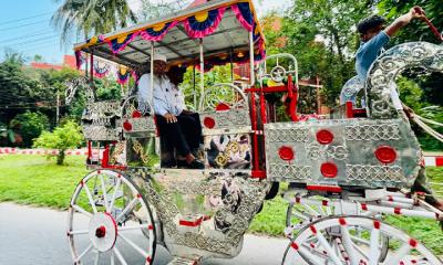 ৩৮ বছরের কর্মজীবনের ইতি, ঘোড়ার গাড়িতে বিদায় বাকৃবি অধ্যাপকের