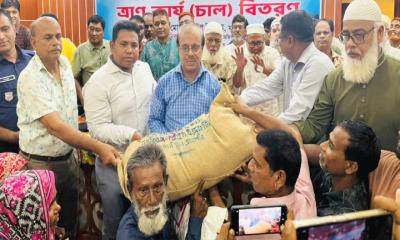 আত্রাইয়ে দুঃস্থ-অসহায় মানুষের মাঝে মানবিক সহায়তার চাল বিতরণ