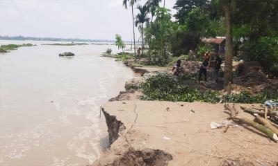 বন্যার পানি কমতেই ভাঙনের থাবা; বিলীন বসতভিটা-ফসলি জমি সহ নানা স্থাপনা...