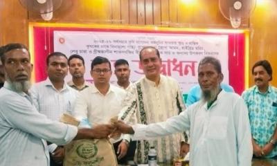 কেন্দুয়ায় বিনামূল্যে কৃষি উপকরণ বিতরণ