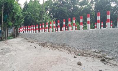 দশমিনায় ভূমি অফিসের রাস্তা বন্ধ করে ব্রিজ নির্মাণ, জনগণের ভোগান্তি