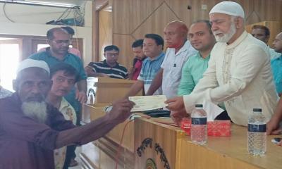 পার্বতীপুরে সমাজকল্যাণ মন্ত্রণালয়ের আর্থিক সহায়তায়  চেক বিতরণ
