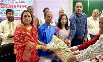 লৌহজংয়ে কৃষকদের মাঝে বিনামূল্যে সার, বীজ ও গাছের চারা বিতরণ