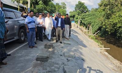 ধসে পড়া সড়ক পরিদর্শ প্রতিমন্ত্রী