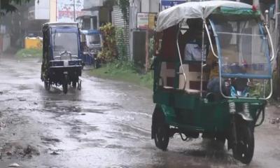টানা বর্ষণে স্থবির মাদারীপুর: বিপর্যস্ত জনজীবন, ভোগান্তিতে খেটে খাওয়া মানুষ