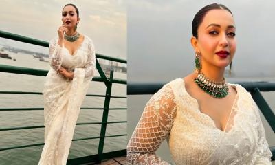 সাদা শাড়িতে লাস্যময়ী কৌশানী
