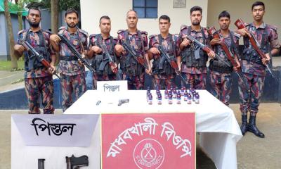 জীবননগরে বিদেশি পিস্তল, গুলি ও ২২ বোতল এসকাফ সিরাপ উদ্ধার