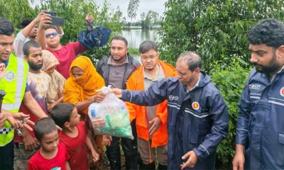 পেকুয়ায় বন্যাকবলিত মানুষের পাশে  জেলা প্রশাসক