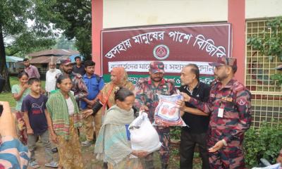 আলীকদমে বন্যাদুর্গত পরিবারের মাঝে বিজিবির ত্রাণ বিতরণ