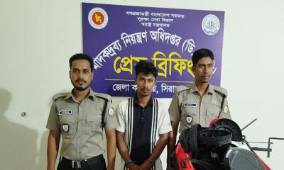 রায়গঞ্জে বাসে অভিযান, ইয়াবাসহ যাত্রী আটক