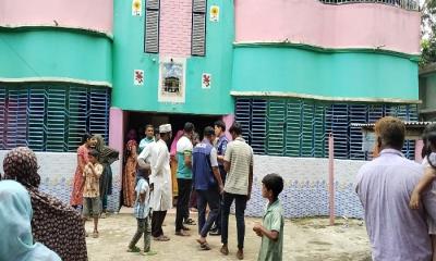 রান্না ঘরে ঝুলছিল গৃহবধূর মরদেহ, রহস্য