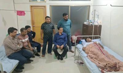 অসুস্থ সাংবাদিককে দেখতে হাসপাতালে সাবেক এমপি