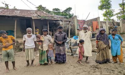 আলোহীন জীবনে ১১ সদস্যের বাঁচার লড়াই