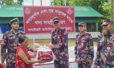 সাজেকে বন্যায় ক্ষতিগ্রস্ত পরিবারের মাঝে ৫৪ বিজিবির ত্রাণ বিতরণ