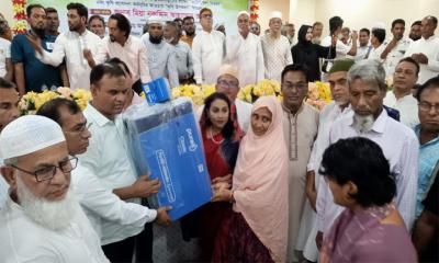 ভেদরগঞ্জে পানির ফিল্টার, অটোরিকশা ও কৃষি উপকরণ বিতরণ করলেন হুইপ অপু